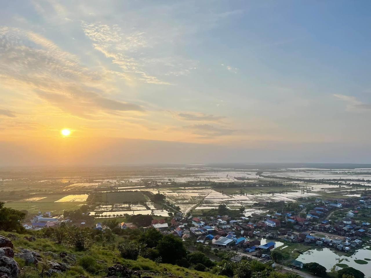 គយគន់​ថ្ងៃ​លិច​នៅ​ភ្នំ​ក្រោម